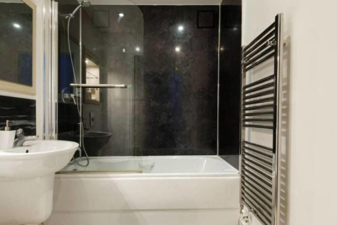 Peaceful Modern 2 Bedroom Flat With Water Views 런던 외부 사진