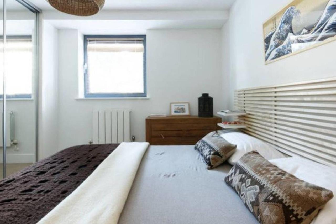 Peaceful Modern 2 Bedroom Flat With Water Views 런던 외부 사진