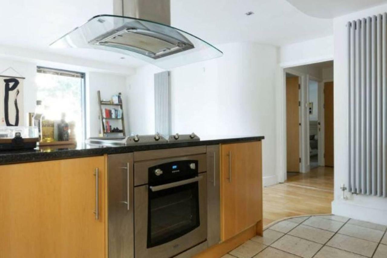 Peaceful Modern 2 Bedroom Flat With Water Views 런던 외부 사진